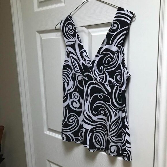 🖤💝 SEE VIDEO Cute Sleeveless V Front & Back with Pretty Black & White Pattern - Picture 8 of 9